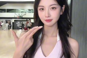 这是看谁打球去了？NBA女主持炼炼在野球场边玩手势舞~